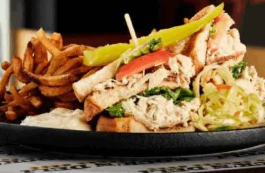 Un régal visuel : club sandwich aux saveurs délicieuses