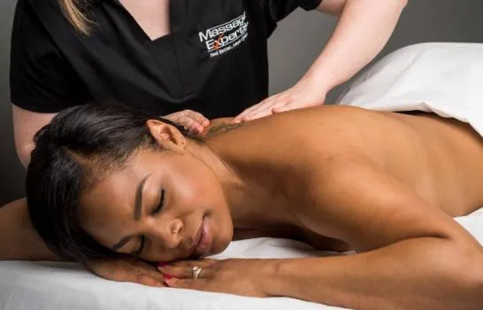 Un massothérapeute professionnel donnant un massage relaxant dans une ambiance apaisante
